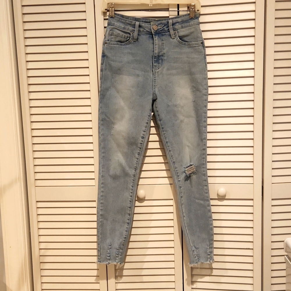 YMI Vintage Dream Highrise Ankle/Dream Fit size 9/29 Lightwash